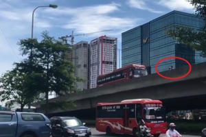 Sốc: Xe máy "ép" xe khách đi lùi trên đường vành đai 3 tại Hà Nội