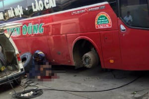 Hà Nội: Đang thay lốp xe thì bất ngờ phát nổ, người đàn ông bị hất văng ra xa