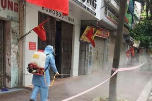 Hai vợ chồng nhiễm Covid-19 cố thủ trong nhà suốt 2 tiếng vì không muốn đi viện