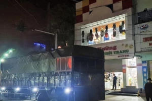 Khởi tố hình sự hai vợ chồng chủ shop quần áo hành hạ, cưỡng đoạt tài sản của khách hàng ăn trộm