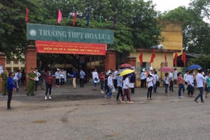 Ninh Bình: Hơn 9.000 thí sinh đội mưa làm thủ tục dự thi