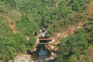 “Có cầu treo dân sinh, trẻ làng đi học thuận tiện lắm” “Có cầu treo dân sinh, trẻ làng đi học thuận tiện lắm”