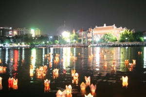 Lung linh sắc màu hoa đăng tại Chùa Bầu - Hà Nam