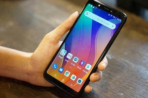 Việt Nam đã tự sản xuất điện thoại thông minh, thế tại sao họ vẫn chưa bán được?”