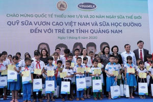 34.000 trẻ em Quảng Nam đón nhận niềm vui uống sữa từ Vinamilk trong ngày 1/6