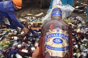 Hà Nội: Tổ chức tiêu hủy số lượng rượu lớn nhất trong lịch sử