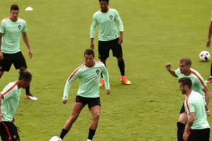 Ronaldo cùng đồng đội chuẩn bị cho trận đấu "sinh tử" với Croatia