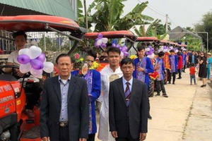 Hải Dương: Nhà trai đi ăn hỏi bằng máy cày gây sốt cộng đồng mạng