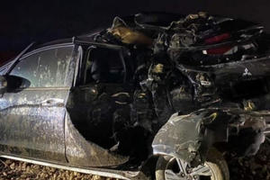 Nghệ An: Ô tô con nát bét, tài xế mắc kẹt trong cabin