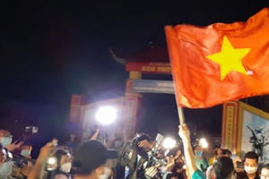 Video: Hàng nghìn người dân Hạ Lôi vui mừng trước khoảnh khắc dỡ bỏ cách ly y tế