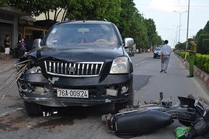 Tin giao thông Plus: Xe biển xanh lao thẳng nhà dân, 3 người thoát chết