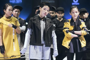 Vũ Cát Tường dù bị sốt vẫn toả sáng cùng 9 học trò The Voice Kids trên sàn diễn thời trang Vũ Cát Tường dù bị sốt vẫn toả sáng cùng 9 học trò The Voice Kids trên sàn diễn thời trang