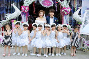 Clip: Cô giáo mầm non múa cùng học trò trong lễ cưới của mình