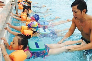 Hiểm họa cha mẹ nên biết khi cho con đi bơi