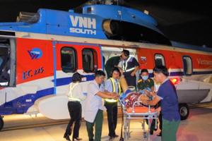 Trực thăng vượt bão đưa hai bệnh nhân từ Trường Sa về đất liền cấp cứu an toàn