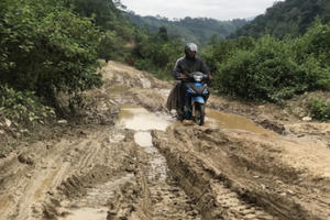 Mưa lũ đi qua để lại sự "ám ảnh" với người đi đường ở miền Tây xứ Nghệ