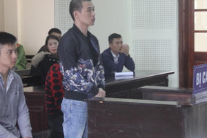 Nhóm căng băng rôn, mở nhạc tang, thắp hương… đe dọa con nợ lĩnh án