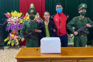 Nổ súng AK, bắt cán bộ y tế đang cắt rừng cùng lô “hàng trắng” khủng