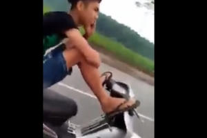 Truy tìm nam thanh niên lái xe máy bằng chân, gọi điện khoe mẹ