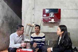 Báo Pháp luật Việt Nam trao 250 suất quà cho hộ nghèo tại xã Yên Mô