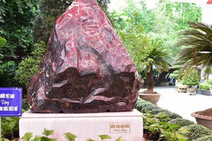 Trao tặng khối đá Saphia 14 tấn cho tỉnhThừa Thiên Huế