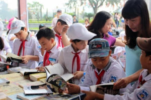 Chùm ảnh: Hàng trăm học sinh đội mưa tham dự Ngày sách Việt Nam Chùm ảnh: Hàng trăm học sinh đội mưa tham dự Ngày sách Việt Nam