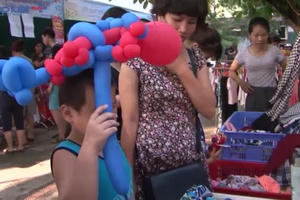 Quốc tế thiếu nhi 1/6: Tưng bừng mua sắm tại hội chợ "Làm cha mẹ"