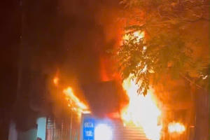 CSGT Nghệ An phá cửa cứu 11 người trong vụ cháy nhà lúc rạng sáng CSGT Nghệ An phá cửa cứu 11 người trong vụ cháy nhà lúc rạng sáng