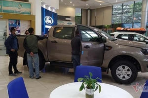 Dân "xếp hàng" mua xe chạy phí, sale ô tô tất bật cuối năm
