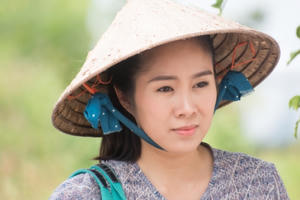 Lê Phương tắt tiếng, sưng mắt sau cảnh đánh ghen “lên bờ xuống ruộng” trong “Thương con cá rô đồng”