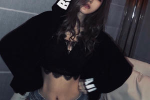 Nhan sắc nóng bỏng và gia thế “khủng” của bạn gái cũ La Chí Tường