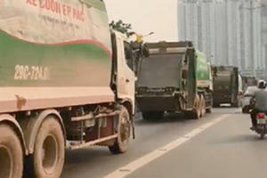 Hà Nội: Đã xác minh 4  xe rác đi vào đường buýt nhanh BRT