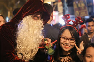 Chùm ảnh: Dòng người đổ xô đến Nhà thờ Lớn chụp đón Giáng sinh