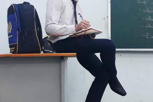 Thầy giáo Tây đội tóc giả, mặc áo dài hoá trang làm cô giáo cực đáng yêu