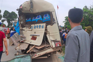 Thái Nguyên: Xe ben chở đất đâm xe đưa đón học sinh, nhiều em phải nhập viện Thái Nguyên: Xe ben chở đất đâm xe đưa đón học sinh, nhiều em phải nhập viện