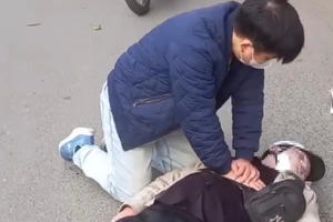 Khen thưởng đột xuất bác sĩ cứu người giữa đường