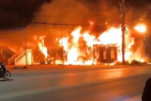 Lửa thiêu rụi cửa hàng kem trên Quốc lộ 18 ở Vàng Danh