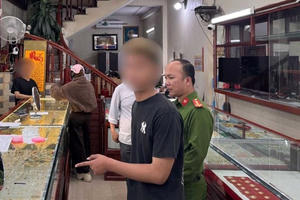 Thiếu niên 17 tuổi táo tợn cướp tiệm vàng ở Hưng Yên Thiếu niên 17 tuổi táo tợn cướp tiệm vàng ở Hưng Yên