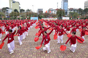 Gần 3.000 người cao tuổi Hà Nội tham gia đồng diễn múa quạt dưỡng sinh Gần 3.000 người cao tuổi Hà Nội tham gia đồng diễn múa quạt dưỡng sinh