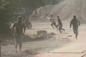 Điều tra nhóm người cầm mã tấu hỗn chiến ở TPHCM