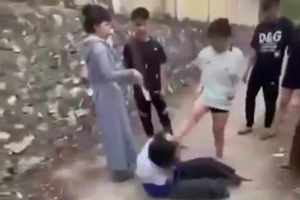 Thanh Hoá: Công an xác minh clip nữ sinh bị đánh hội đồng đến bất tỉnh Thanh Hoá: Công an xác minh clip nữ sinh bị đánh hội đồng đến bất tỉnh