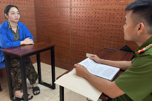 Bắt giữ "nữa quái" mạo danh công tác tại Bộ Công an lừa đảo chiếm đoạt hàng trăm triệu đồng Bắt giữ "nữa quái" mạo danh công tác tại Bộ Công an lừa đảo chiếm đoạt hàng trăm triệu đồng