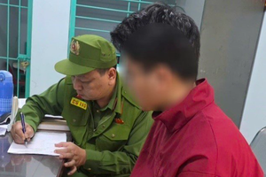 Lộ chân tướng gã biến thái quay lén trong nhà vệ sinh nữ tại Trung tâm phục vụ hành chính công Lộ chân tướng gã biến thái quay lén trong nhà vệ sinh nữ tại Trung tâm phục vụ hành chính công