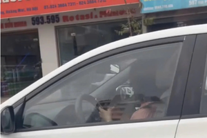 Xử phạt nữ tài xế ở Hà Nội vừa lái xe vừa dùng điện thoại bằng cả hai tay