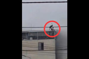 Video: Nghẹt thở giây phút người đàn ông bất chấp nguy hiểm phá mái tôn tòa nhà cao tầng cứu người trong hỏa hoạn Video: Nghẹt thở giây phút người đàn ông bất chấp nguy hiểm phá mái tôn tòa nhà cao tầng cứu người trong hỏa hoạn