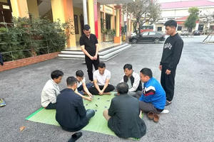 Khởi tố 10 đối tượng lợi dụng đám cưới để đánh bạc
Khởi tố 10 đối tượng lợi dụng đám cưới để đánh bạc