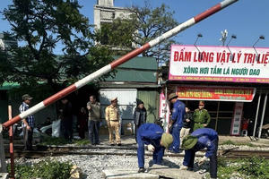 Xóa bỏ hàng loạt lối đi tự mở trên địa bàn Hà Nội nhằm phòng ngừa nguy cơ tai nạn đường sắt