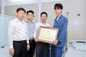 Tặng Bằng khen nam sinh viên viên dũng cảm cứu người khỏi đám cháy ở Hà Nội Tặng Bằng khen nam sinh viên viên dũng cảm cứu người khỏi đám cháy ở Hà Nội