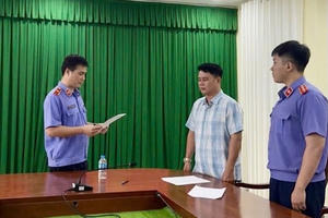 Vụ tai nạn giao thông khiến nữ sinh tử vong ở Vĩnh Long: Khởi tố nguyên Phó Thủ trưởng và Điều tra viên Vụ tai nạn giao thông khiến nữ sinh tử vong ở Vĩnh Long: Khởi tố nguyên Phó Thủ trưởng và Điều tra viên