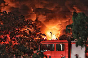 Xưởng gỗ bốc cháy dữ dội trong đêm khiến một người tử vong Xưởng gỗ bốc cháy dữ dội trong đêm khiến một người tử vong